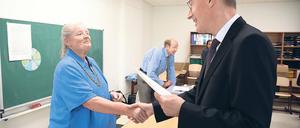 Aus Überzeugung. Gerlind Jäkel ist seit 1990 ehrenamtliche Wahlhelferin. Dafür wurde sie von Bundeswahlleiter Dieter Sarreither mit einer Ehrennadel ausgezeichnet.