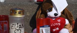 Diese Kerzen und Plüschtiere wurden zum Gedenken an Elias in der Nähe seines früheren Wohnortes am Schlaatz aufgestellt.