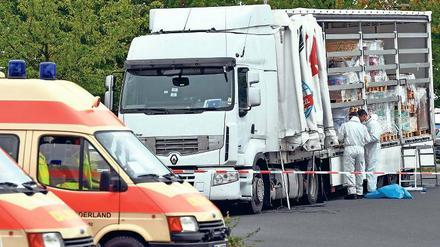 Qualvolle Reise. Insgesamt 34 Erwachsene und 17 Kinder waren in dem Lastwagen eingepfercht, den die Polizei bei Müllrose anhielt und überprüfte.