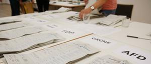 Die Rechten rücken an. Stimmenauszählung in Werder.