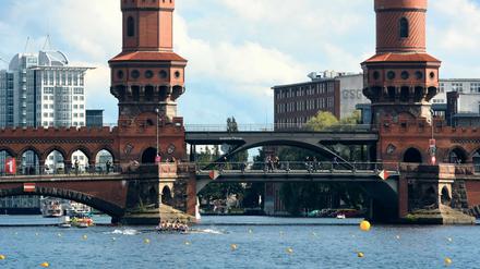 Berlin als motivierende Kulisse. Durch die Oberbaumbrücke hindurch ging die Triumphfahrt das Havel-Queen-Achters beim Bundesliga-Finale vergangenen Sonntag.