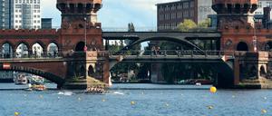 Berlin als motivierende Kulisse. Durch die Oberbaumbrücke hindurch ging die Triumphfahrt das Havel-Queen-Achters beim Bundesliga-Finale vergangenen Sonntag.