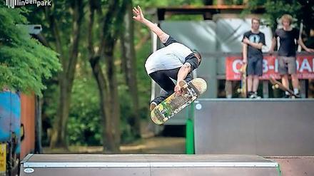 Zuschauen ist auch schön. Ein Skateboarder im Lindenpark.