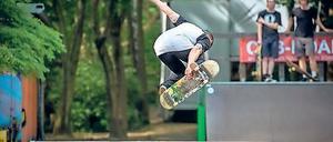 Zuschauen ist auch schön. Ein Skateboarder im Lindenpark.