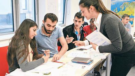 Wichtige Arbeit, schlechte Bezahlung. Mit ihren Deutschkursen für Flüchtlinge leisten die Lehrer der Volkshochschule Potsdam auch einen Beitrag für die Integration.