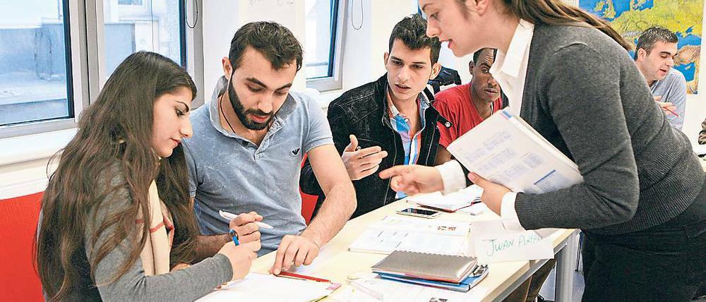 Wichtige Arbeit, schlechte Bezahlung. Mit ihren Deutschkursen für Flüchtlinge leisten die Lehrer der Volkshochschule Potsdam auch einen Beitrag für die Integration.