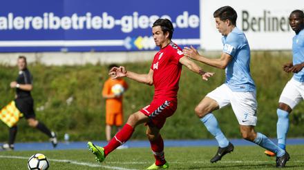 Mit Frust zum Siegtor. SVB-Führungsspieler Mike Eglseder (l.) bäumte sich nach dem zwischenzeitlichen Ausgleich charakterstark auf und leitete das 4:3 seines Kiezklubs ein.