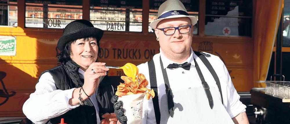 Runde Sache. Das Streetfood Festival im Potsdamer Lustgarten bietet Essen aller Art. Neben Insekten oder frittierten Schokoriegeln gibt es auch Pommes und andere Kartoffelprodukte.