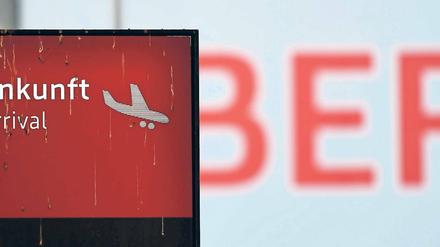 Wird schon. Baustaub hat sich auf das Ankunftsschild im Terminal des künftigen Hauptstadtflughafens BER in Schönefeld gelegt. 6,6 Milliarden Euro hat der Flughafen bisher gekostet – wann die erste Maschine andockt, ist ungewiss.