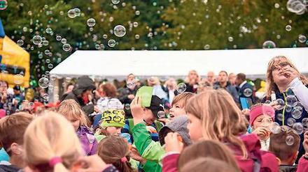Schillernd. Zum Abschluss des Festes flogen Hunderte Seifenblasen.