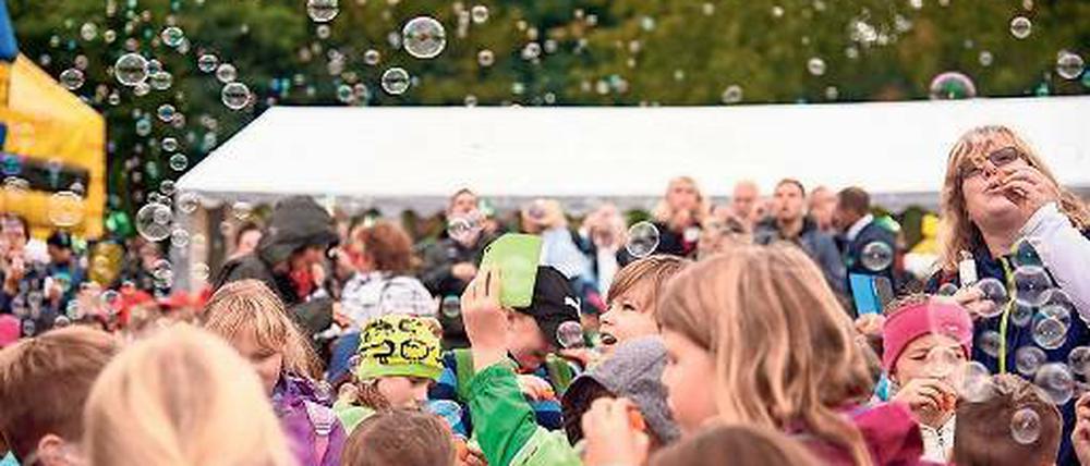 Schillernd. Zum Abschluss des Festes flogen Hunderte Seifenblasen.