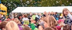 Schillernd. Zum Abschluss des Festes flogen Hunderte Seifenblasen.