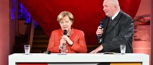 Bundeskanzlerin Angela Merkel (CDU) spricht am 09.09.2017 in Berlin beim "Tag der CDU im #fedidwgugl Haus". Die Fragen stellt Moderator Jörg Thadeusz. Das #fedidwgugl Haus, nach dem CDU Motto «Für ein Deutschland in dem wir gut und gerne leben» benannt, ist das begehbare Programm der CDU.