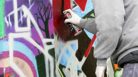 Ein 73-Jähriger wurde von der Polizei ermittelt, weil er Graffiti an einen Stromkasten angebracht hatte.