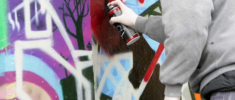 Ein 73-Jähriger wurde von der Polizei ermittelt, weil er Graffiti an einen Stromkasten angebracht hatte.