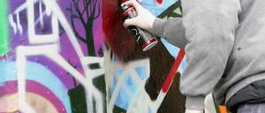 Ein 73-Jähriger wurde von der Polizei ermittelt, weil er Graffiti an einen Stromkasten angebracht hatte.