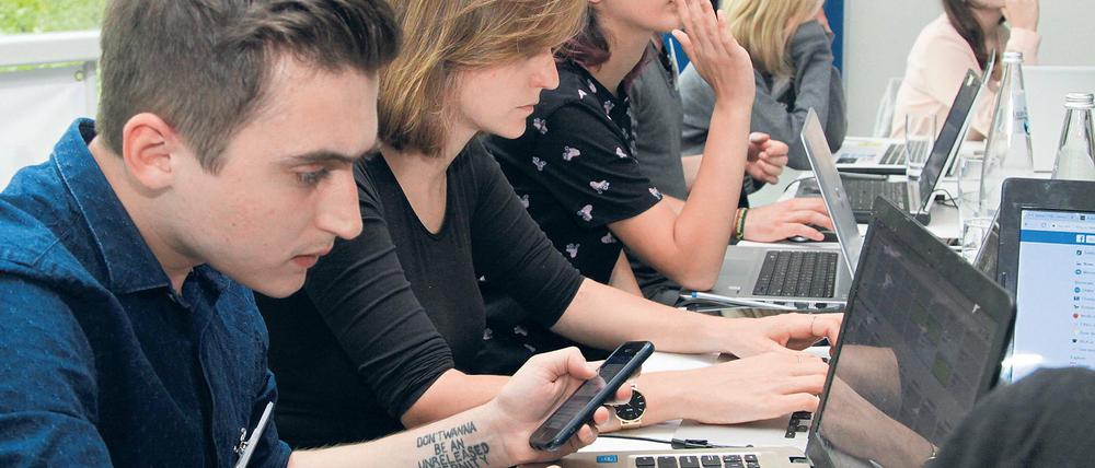 Noch auf der Suche. Oleksandr Ananich, 21 Jahre alt, aus Kiew (l.), erhofft sich vom M100 Young European Journalists Workshop Inspiration und hilfreiche Kontakte für seine berufliche Laufbahn. Mit 16 Jahren schrieb er bereits einen Artikel über den Alkoholismus in seiner Heimatstadt.