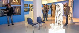 Ergänzend. Während Rudolf Hartmetz (l.) und Otto von Kamecke weitgehend auf Abbildungen von Menschen verzichteten, muten die Skulpturen von Klaus Hack immer auch etwas humanoid an.