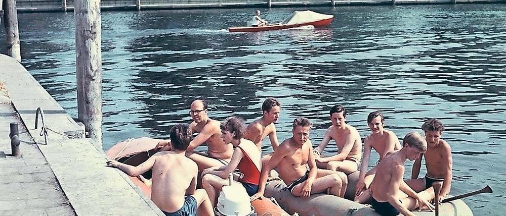 Auf dem Schlachtfeld geboren. Bis 1919 war das DRK ausschließlich für den Sanitätsdienst zuständig. In der DDR (r.u.) herrschte Zentralismus, trotzdem baute das DRK Potsdam die Wasserwacht aus, die in den 60er-Jahren auf Schlauchbooten unterwegs war (großes Bild). Joachim Müller (r.o.) ist Präsident des Potsdamer DRK-Kreisverbandes
