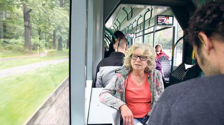 Auf dem Weg durch die Stadt. Irene Kamenz wohnt seit 24 Jahren in Potsdam und engagiert sich seit etwa fünf Jahren in der Kommunalpolitik. Zur Arbeit in der Bundeswehrfachschule in Berlin-Kladow fährt sie mangels Alternativen mit dem Auto. Für die PNN fuhr sie mit der Straßenbahn durch die Stadt.