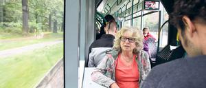 Auf dem Weg durch die Stadt. Irene Kamenz wohnt seit 24 Jahren in Potsdam und engagiert sich seit etwa fünf Jahren in der Kommunalpolitik. Zur Arbeit in der Bundeswehrfachschule in Berlin-Kladow fährt sie mangels Alternativen mit dem Auto. Für die PNN fuhr sie mit der Straßenbahn durch die Stadt.