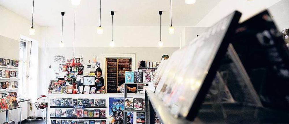 Getränkemixen und Online-Verleih? Niemals. Die Kreuzberger Kultvideothek „Videodrom“ in der Friesenstraße, Berlins älteste und wohl bestsortierte Programmvideothek mit immer noch über 30 000 Filmen.