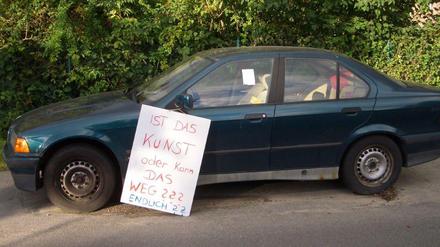 Der Schrott-BMW in Stahnsdorf kann weg. Aber wer kümmert sich drum?