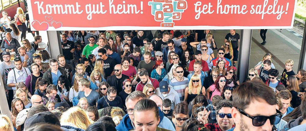 Alles Gute für den Heimweg? Wie denn, wenn kein Bus kommt! Für viele Lollapalooza-Besucher wurden die Stunden nach dem Konzert zur Qual.