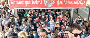 Alles Gute für den Heimweg? Wie denn, wenn kein Bus kommt! Für viele Lollapalooza-Besucher wurden die Stunden nach dem Konzert zur Qual.