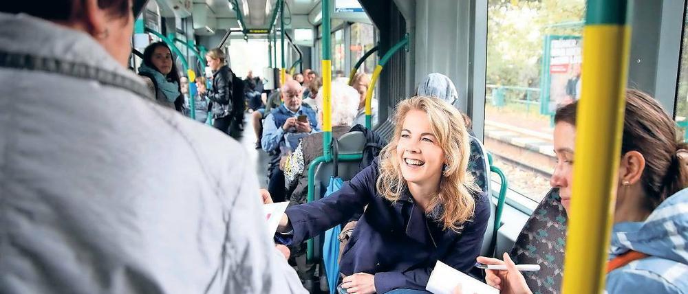 Fährt oft mit der Tram. Linda Teuteberg (FDP) ist auch beruflich viel mit Öffentlichen unterwegs, pendelt beispielsweise zu ihrer Arbeitsstelle in Berlin. Die Liberale ist wohl eine der bekanntesten Direktkandidaten im Wahlkreis, auch bei der Tramfahrt mit den PNN wird sie von Fahrgästen erkannt.