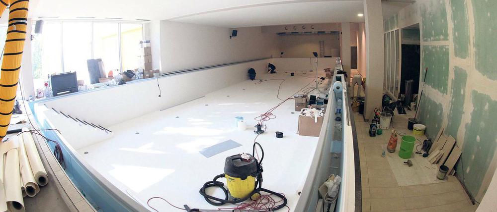 Auf der Baustelle. Anfang der Woche war im neuen Bad im SportForum Kleinmachnow noch einiges zu tun. Am Samstag soll das Becken eröffnen. Das neue Angebot sollen vorrangig Mitglieder des Kleinmachnower Sport- und Fitnesszentrums nutzen können – aber auch Tagesgäste.
