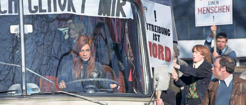Journalistin wird Aktivistin. Zarah Wolf (Claudia Eisinger) setzt sich bei einer Abtreibungsfahrt nach Holland selbst ans Steuer.