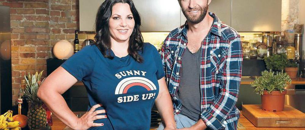 Auch Händchenhalten will gelernt sein. Paula Lambert und ihr Mann Matthias leisten in der Sendung „Mein erstes Mal – Love, Sex & other stories“ Lebenshilfe.