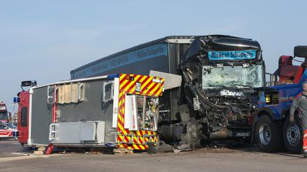 Ein umgekippter Feuerwehrwagen liegt auf der Autobahn 2 kurz hinter der Ausfahrt Netzen (Brandenburg). Zwei Feuerwehrmänner sind bei einem Einsatz auf der Autobahn tödlich verunglückt. Die Helfer wurden zu einem Unfall bei Brandenburg an der Havel gerufen. Ein von hinten kommender Lkw-Fahrer erkannte die Unfallstelle offenbar zu spät, erfasste ein Polizeiauto, geriet ins Schleudern und prallte gegen ein Feuerwehrauto. Dieses kippte und fiel auf die zwei Feuerwehrmänner.