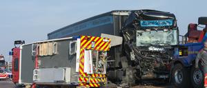 Ein umgekippter Feuerwehrwagen liegt auf der Autobahn 2 kurz hinter der Ausfahrt Netzen (Brandenburg). Zwei Feuerwehrmänner sind bei einem Einsatz auf der Autobahn tödlich verunglückt. Die Helfer wurden zu einem Unfall bei Brandenburg an der Havel gerufen. Ein von hinten kommender Lkw-Fahrer erkannte die Unfallstelle offenbar zu spät, erfasste ein Polizeiauto, geriet ins Schleudern und prallte gegen ein Feuerwehrauto. Dieses kippte und fiel auf die zwei Feuerwehrmänner.