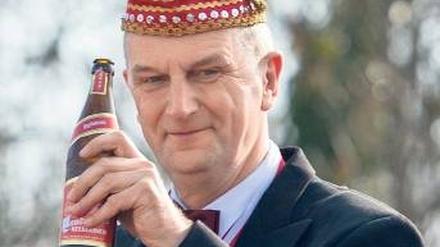 Cottbus helau! SPD-Landeschef Woidke dürfte derzeit in Cottbus nicht so fröhlich wie hier beim Karnevalsumzug im März 2013 empfangen werden.