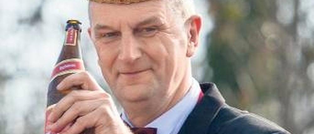Cottbus helau! SPD-Landeschef Woidke dürfte derzeit in Cottbus nicht so fröhlich wie hier beim Karnevalsumzug im März 2013 empfangen werden.