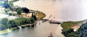 Grenzen im Wasser. Sperranlage zwischen Tiefem See und Glienicker Lake.