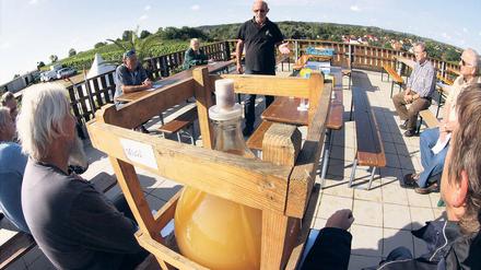 Arbeit und Vergnügen. Auf dem Werderander Wachtelberg konnten am Wochenende Hobbywinzer von Manfred Lindicke bei einem Weinseminar Wissenswertes zur Weinherstellung erfahren.