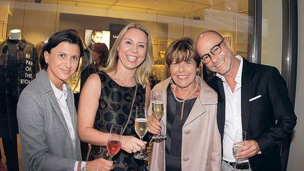 In Mode. Franziska Knuppe (l.), Inhaberin Franziska Gerdes (r., 2.v.l.) mit Karin Genrich (3.v.l.), Ex-Fußballerin Aferdita Podvorica und Cerano-Manager Jörg Mietzke.