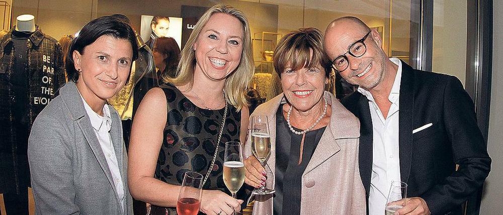 In Mode. Franziska Knuppe (l.), Inhaberin Franziska Gerdes (r., 2.v.l.) mit Karin Genrich (3.v.l.), Ex-Fußballerin Aferdita Podvorica und Cerano-Manager Jörg Mietzke.