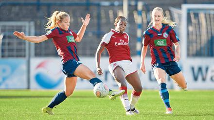 Neue Kleider, neue Spielerinnen. Weinrote und dunkelblaue Längsstreifen zieren das aktuelle Turbine-Heimtrikot. Nina Ehegötz (l.) und Amanda Ilestedt (r.) werden es tragen. Außer diesen beiden verpflichtete der Potsdamer Club im Sommer auch noch Rahel Kiwic.