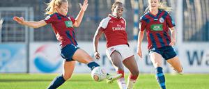 Neue Kleider, neue Spielerinnen. Weinrote und dunkelblaue Längsstreifen zieren das aktuelle Turbine-Heimtrikot. Nina Ehegötz (l.) und Amanda Ilestedt (r.) werden es tragen. Außer diesen beiden verpflichtete der Potsdamer Club im Sommer auch noch Rahel Kiwic.