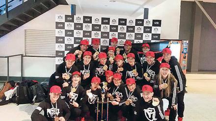 Tanzfeier. Die Mitglieder der Ü-30-Gruppe „Respect“ bejubeln ihren UDO-Weltmeistertitel im Streetdance. Es ist der erste Titel dieser Art für den Tanzverein RokkaZ aus Potsdam.