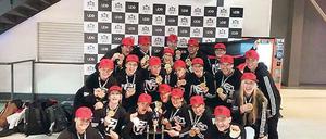 Tanzfeier. Die Mitglieder der Ü-30-Gruppe „Respect“ bejubeln ihren UDO-Weltmeistertitel im Streetdance. Es ist der erste Titel dieser Art für den Tanzverein RokkaZ aus Potsdam.