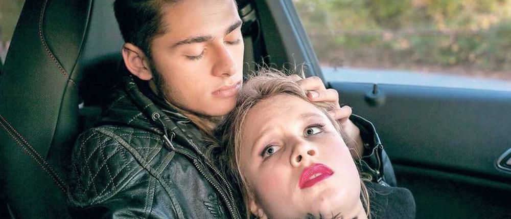 Verzweifelt. Cem (Samy Abdel Fattah) bedroht Caro (Anna Bachmann).