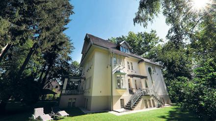 Liebhaberobjekt. Ein Jahr dauerten die aufwendigen Sanierungsarbeiten der Villa von Dechend, bei denen jedes Detail originalgetreu restauriert wurde. Seit 2012 wohnen Volkmar Busse und seine Frau Nicola in dem Haus.