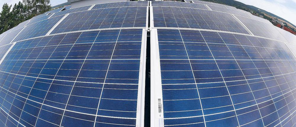 Dachkraftwerk. Solarzellen auf Miethäusern können einen Teil des Strombedarfs der Bewohner abdecken.