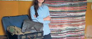 Mitmach-Ausstellung 2.0. Kuratorin Alexis Hyman Wolff vor dem handgewebten Teppich, der im vergangenen Jahr in der Werkstatt durch die Museumsbesucher entstanden ist.