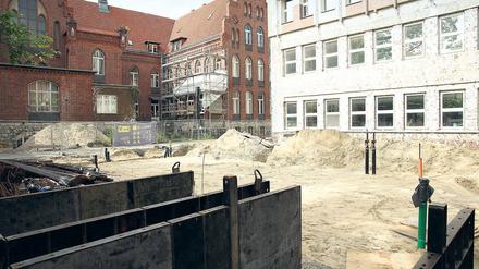 Mehr Platz für Operationen. Im nächsten Jahr soll der moderne Neubau mit zwei zusätzlichen OP-Sälen zwischen dem Gebäude der Oberlinklinik und der Oberlinschule fertig werden. Kostenpunkt: 7,2 Millionen Euro. Neben Orthopädie- sollen hier auch HNO-Patienten operiert werden.